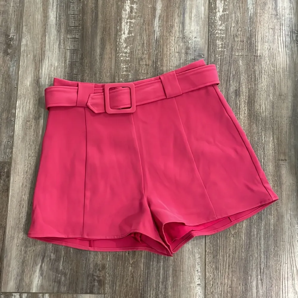 Lovers + Friends City Short in Magenta Pink Barbiecore - Image 4