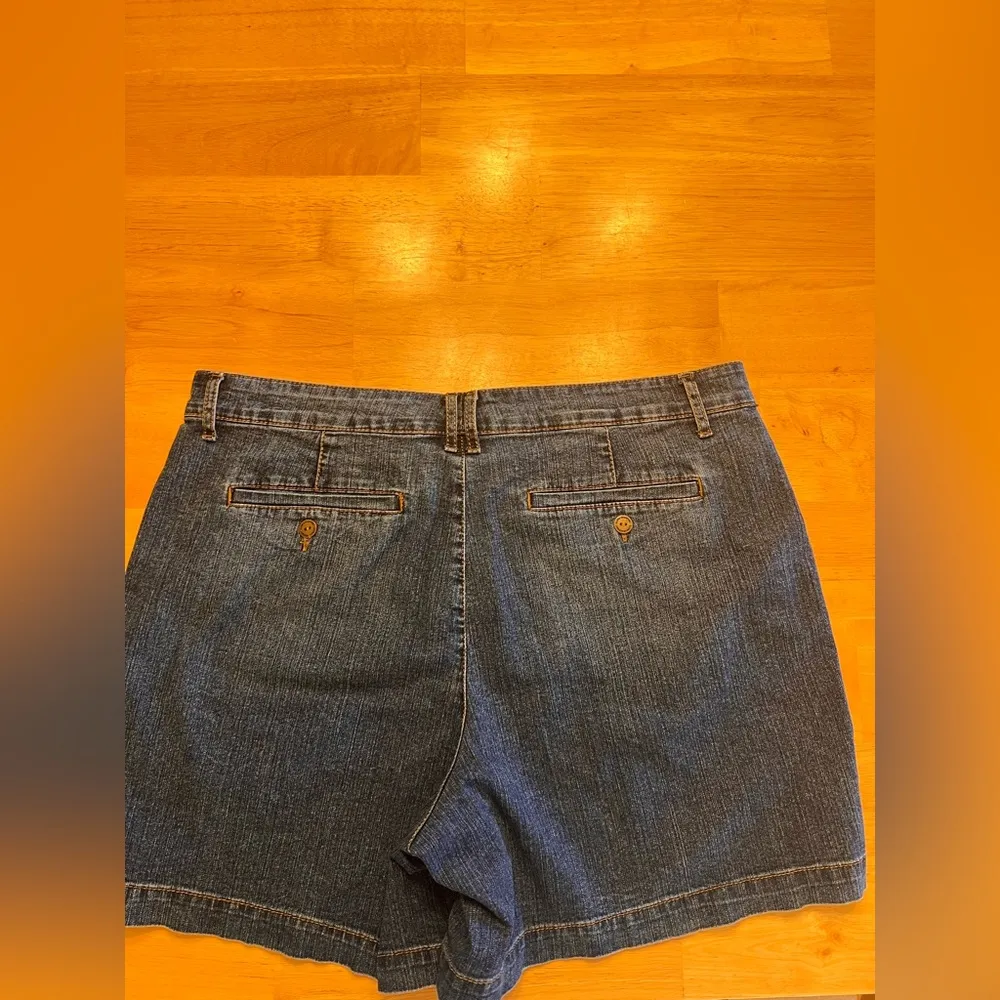 Gloria Vanderbilt Blue Jean Shorts w side button detail essential slimming sz 14 - Image 9