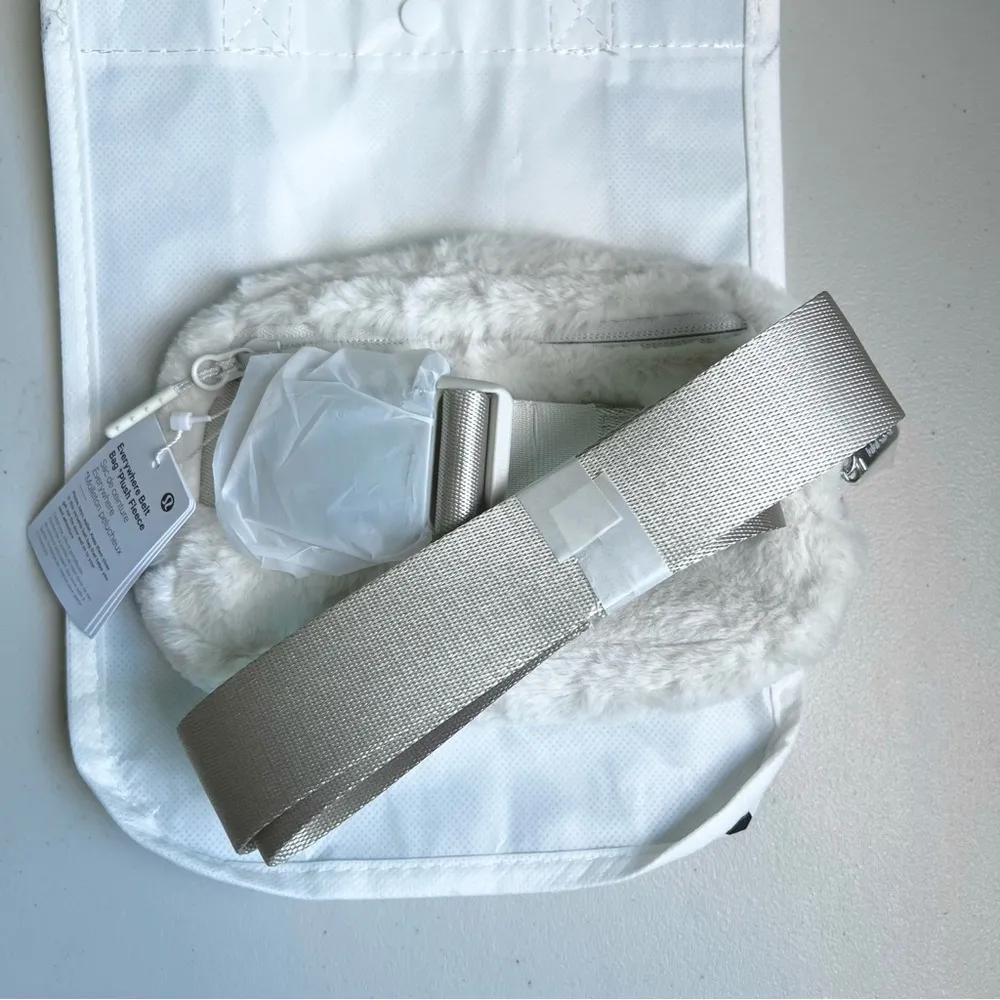 Lululemon Everywhere Belt Bag Plush Fleece, Color Bone/ Silver, 1L, NWT - Image 9