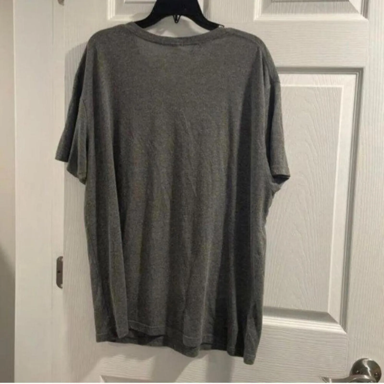 Gray, southern graphic “V - Image 5