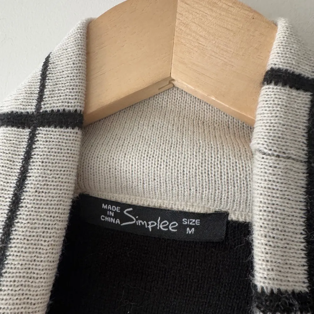 Simplee Black and White Grid Turtleneck Sweater Size M - Image 4