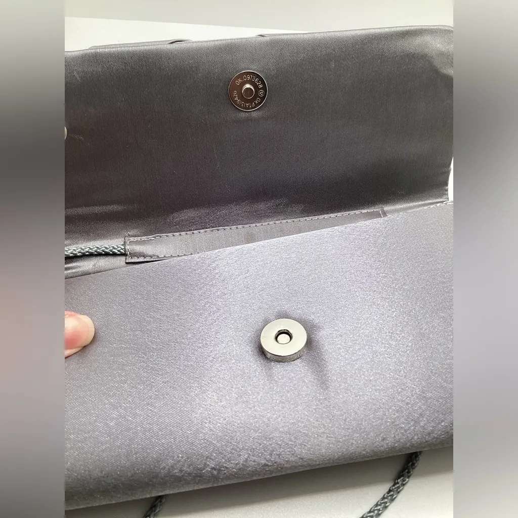 Jacqueline Ferrar Gray Satin handbag. - Image 9