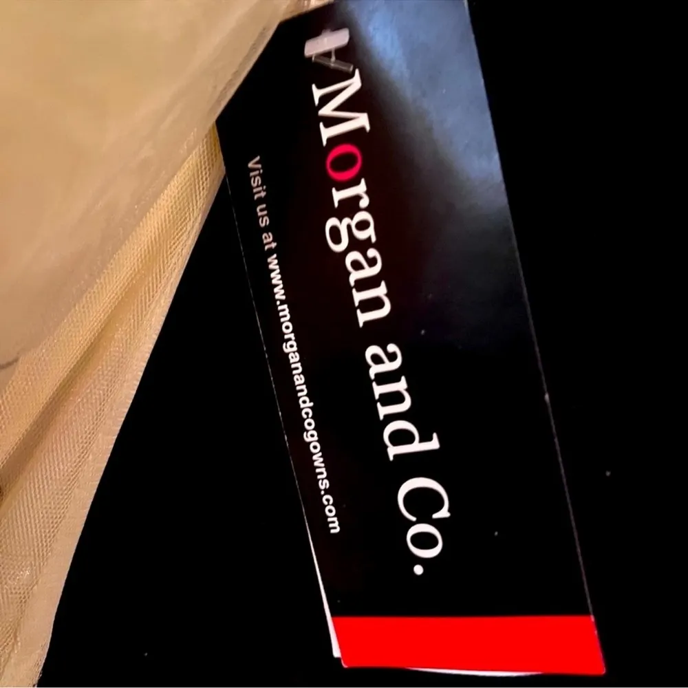 Elegant Gold Strapless Evening Gown w/ glass bead details & embroidered details Size undefined - Image 8