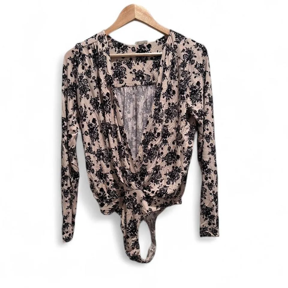Free People‎ Cream Navy Blue Printed Turnt Bodysuit Size Medium - Image 2