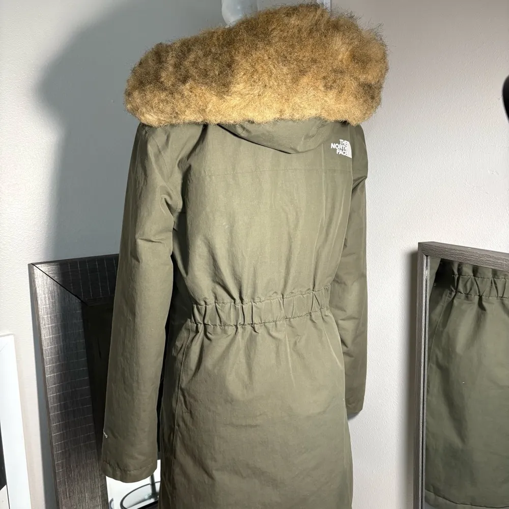 The North Face woman’s Arctic down Parka size small - Image 8