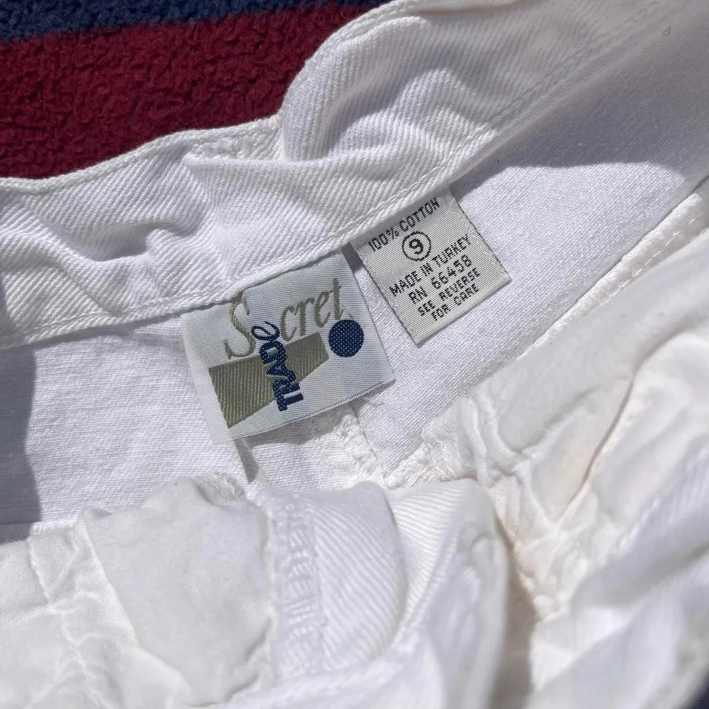 Trade Secret High waisted white denim shorts embroidered blue flowers Size undefined - Image 2