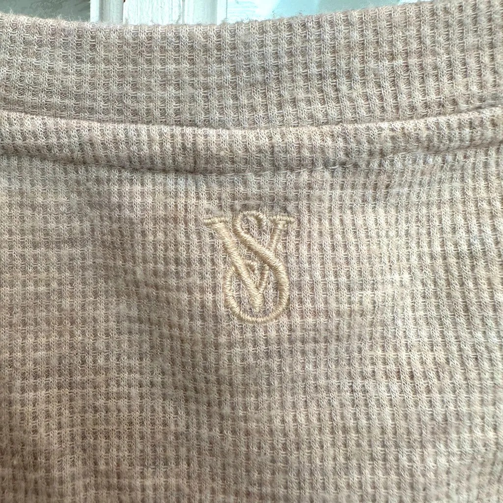 Victoria's Secret Intimates Oatmeal Thermal Henley Sleep Crop Shirt Size S - Image 6