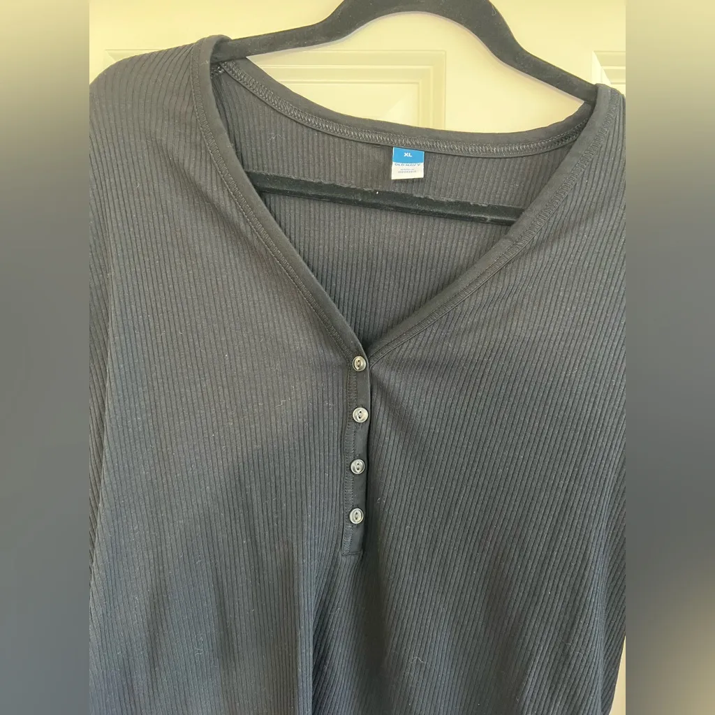 Old Navy Black V-Neck Ribbed Buttoned Women's Top - Image 2