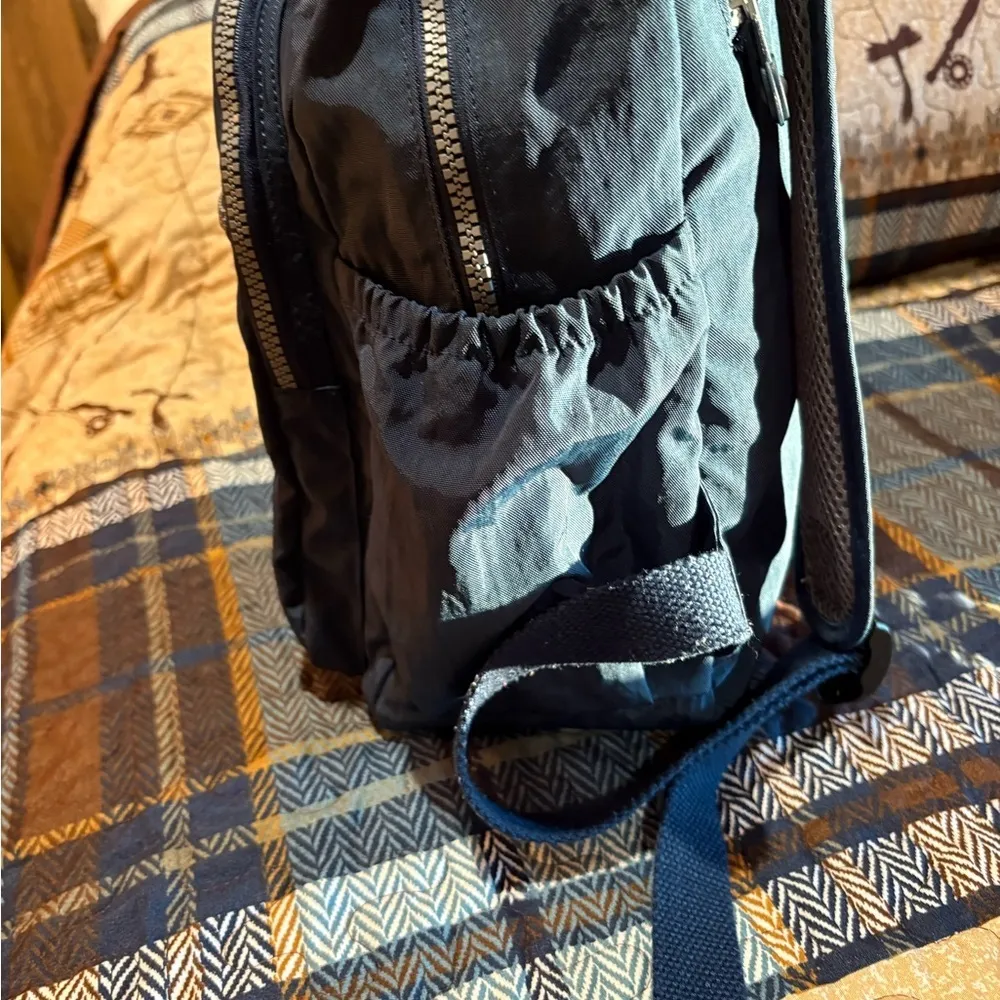 "Kaierwoke" backpack with silver zippers and a circular logo on the front Black - Image 3