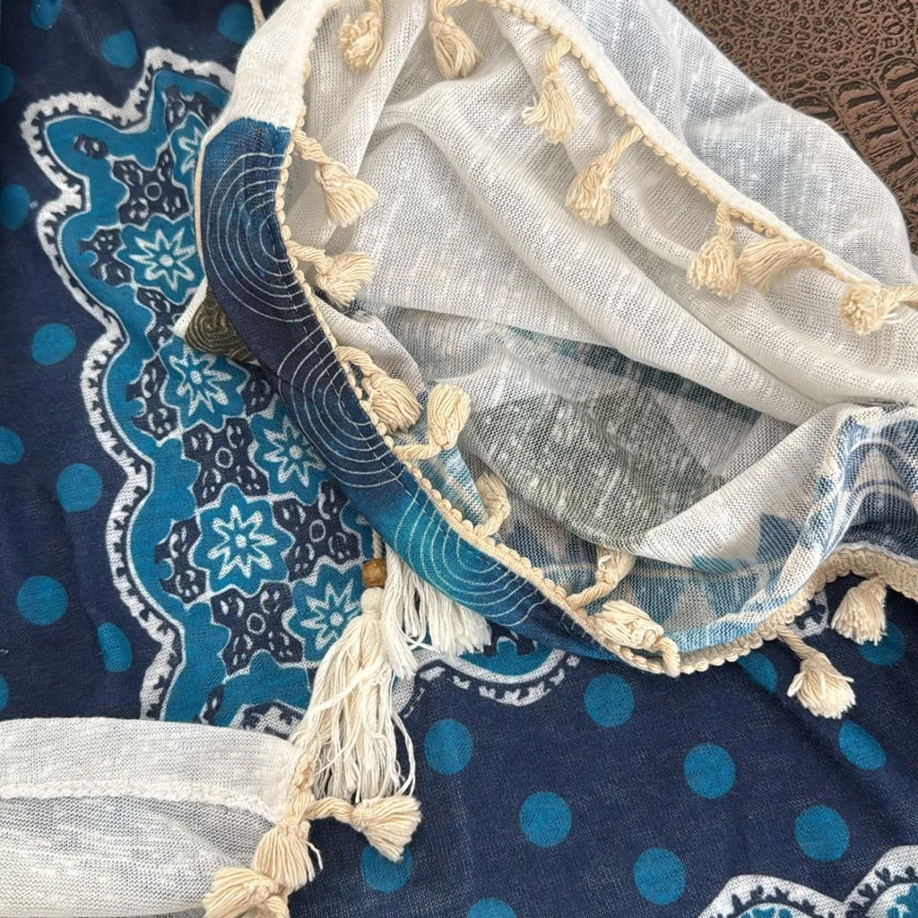 DO EVERYTHING IN LOVE Bohemian Blue and White tassle Poncho one size fit… - Image 9