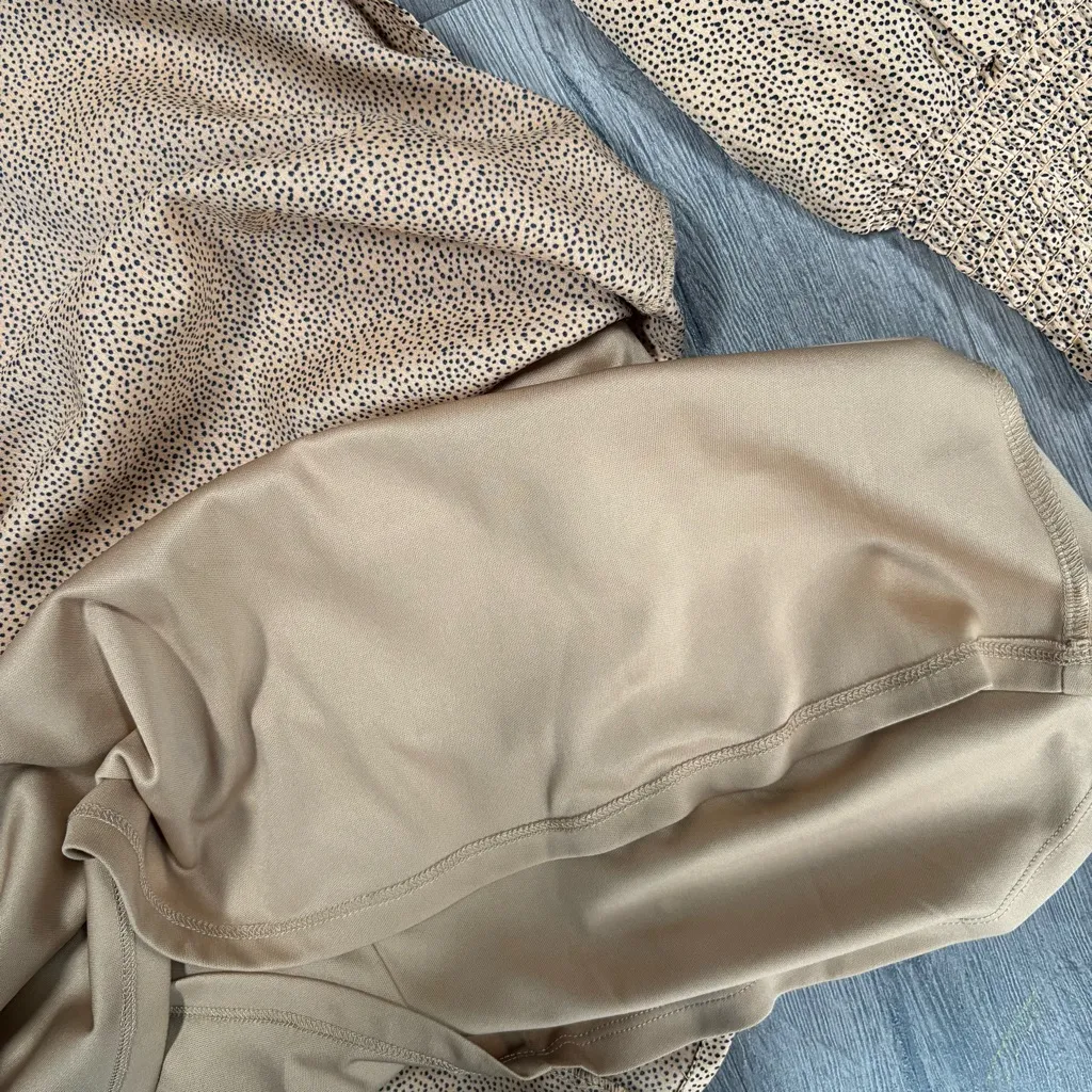 Mi Ami Golf Tan Dot Print Long Sleeve Mini Dress XS Lined V-Neck Long Sleeve - Image 4