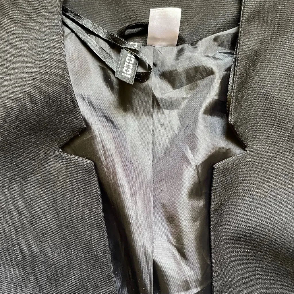 H&M black blazer with pockets - Size 2 - Image 3