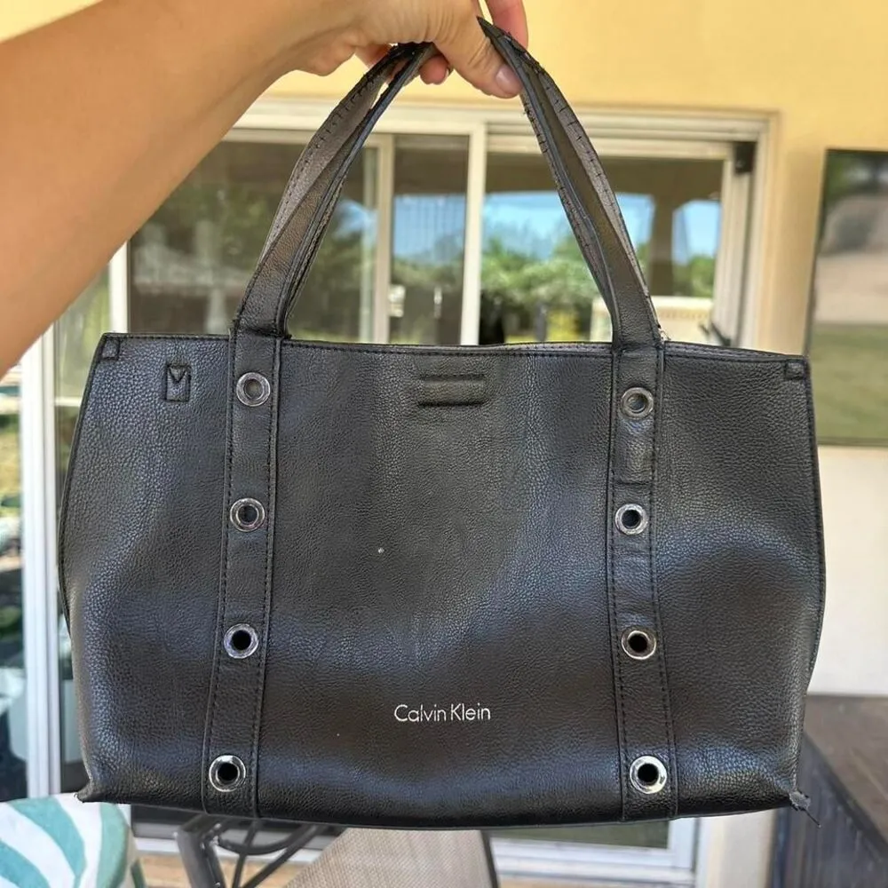 Leather Calvin Klein Shoulder Bag with Grommets and Magnetic Closure - Image 3
