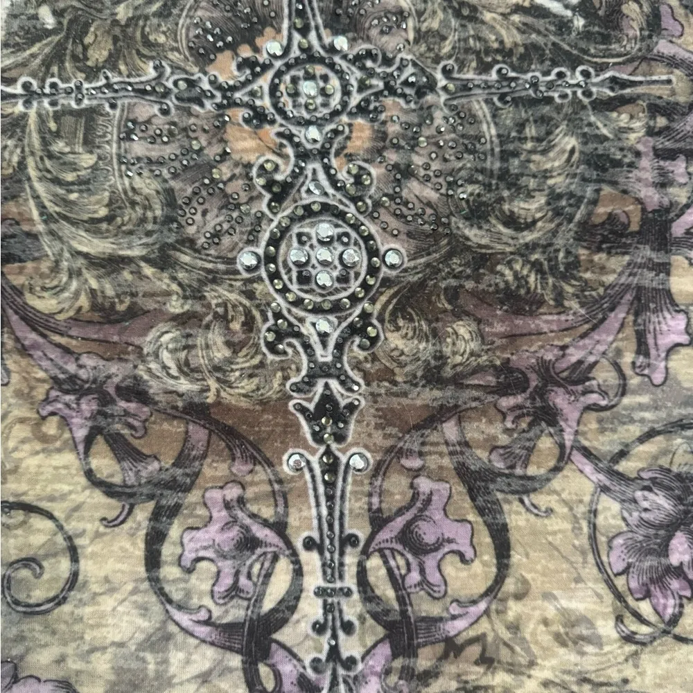 Graphic tshirt with rhinestones.. Small fit but no tag - Image 4