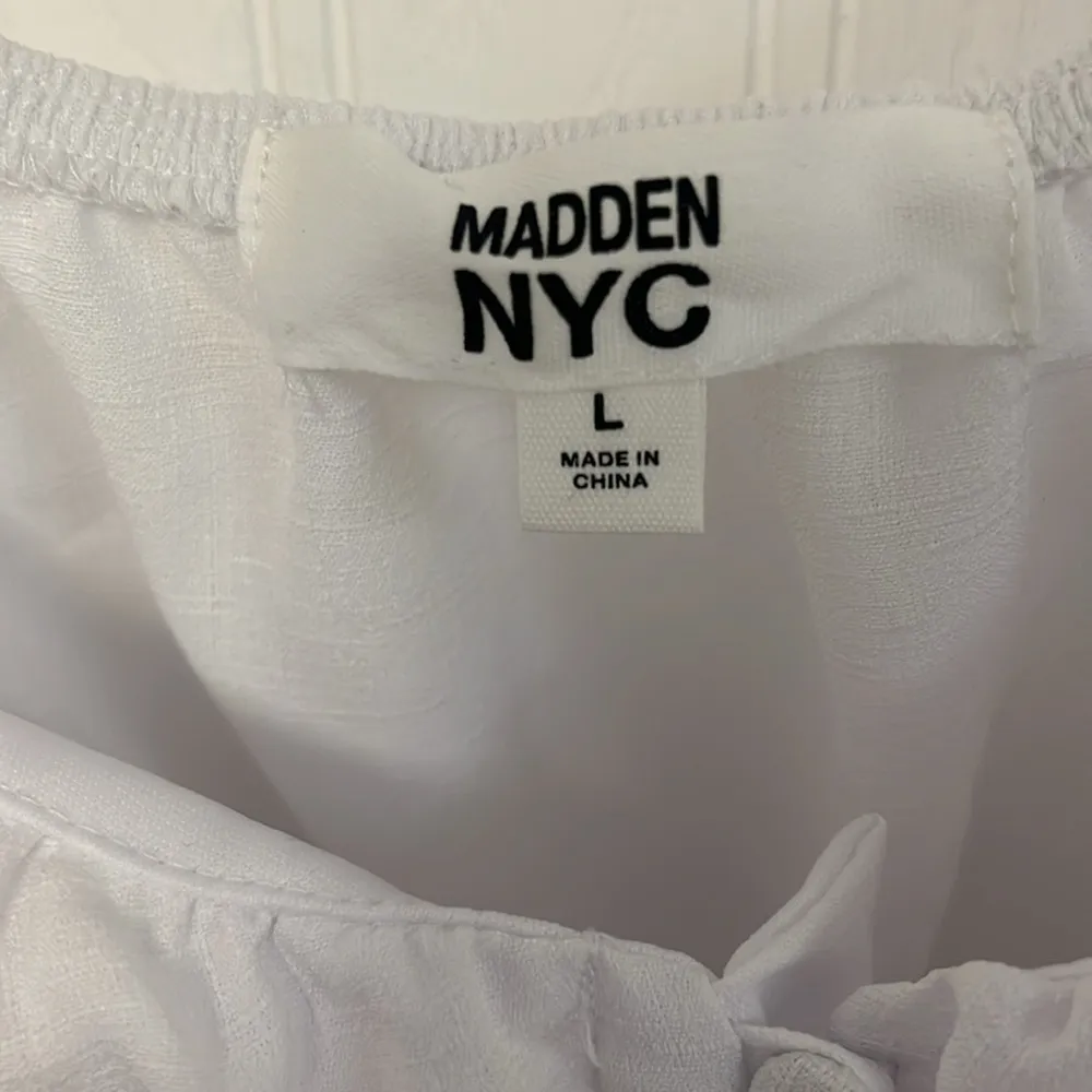 Madden NYC White Flutter sleeve summer Top Size L - Image 3