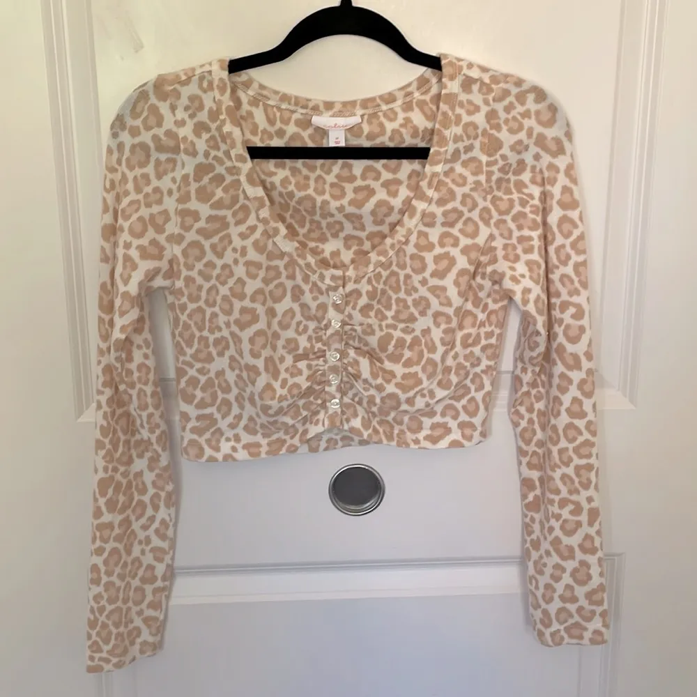 Colsie Neutral White Leopard PrintCrop Top Medium - Image 2
