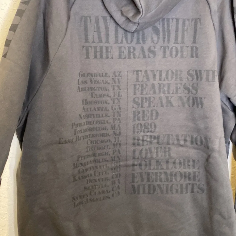 Taylor Swift Gray Official Eras Tour Hooded Pullover Sweatshirt NWOT Sz XL - Image 4