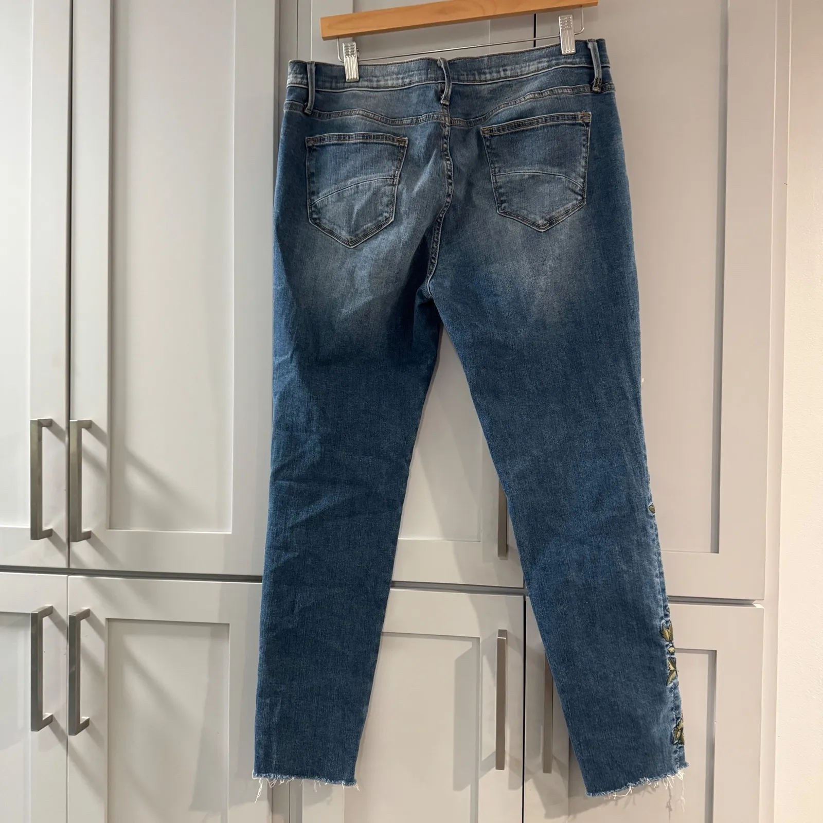 Driftwood Jackie Classic Fit Embroidered Floral Jeans Womens Size 32x26.5 - Image 2