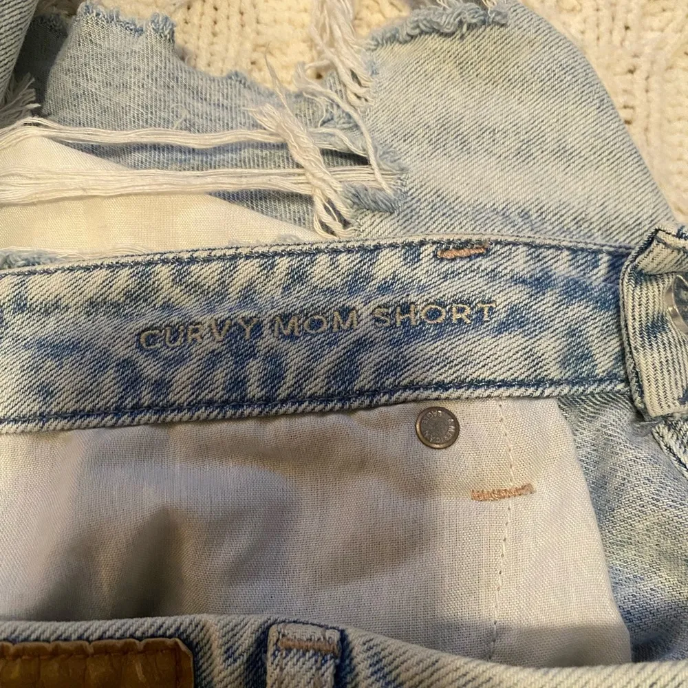 American Eagle Distressed Curvy Mom Shorts - Image 5