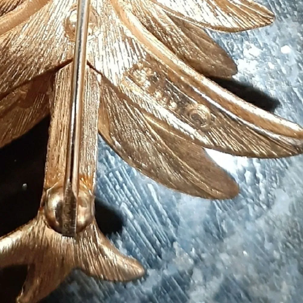 Trifari  Crown 1950s Gold Brooch - Image 3