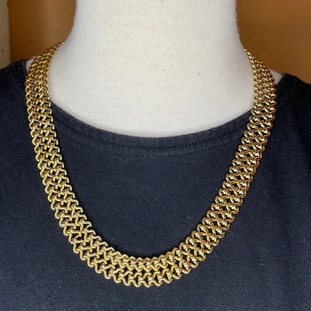 Gold tone necklace and gift box - Image 2