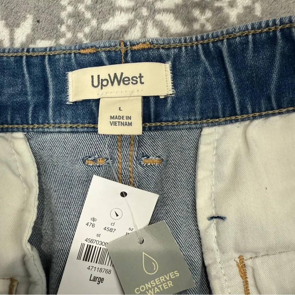 NWT Upwest Pleated Front High Waisted Denim Shorts Light Wash Size Large Blue - Image 10