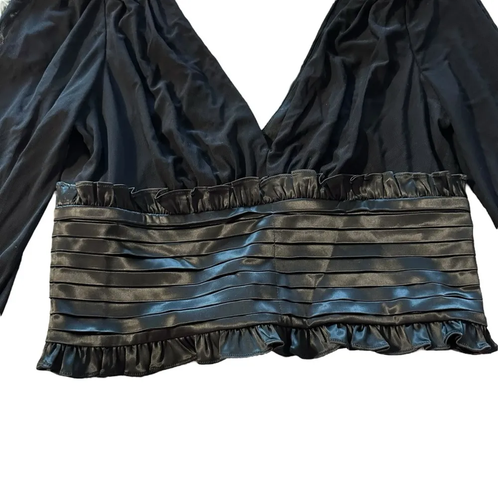 Akira black puff sleeve v-neck cropped blouse size large - Image 2