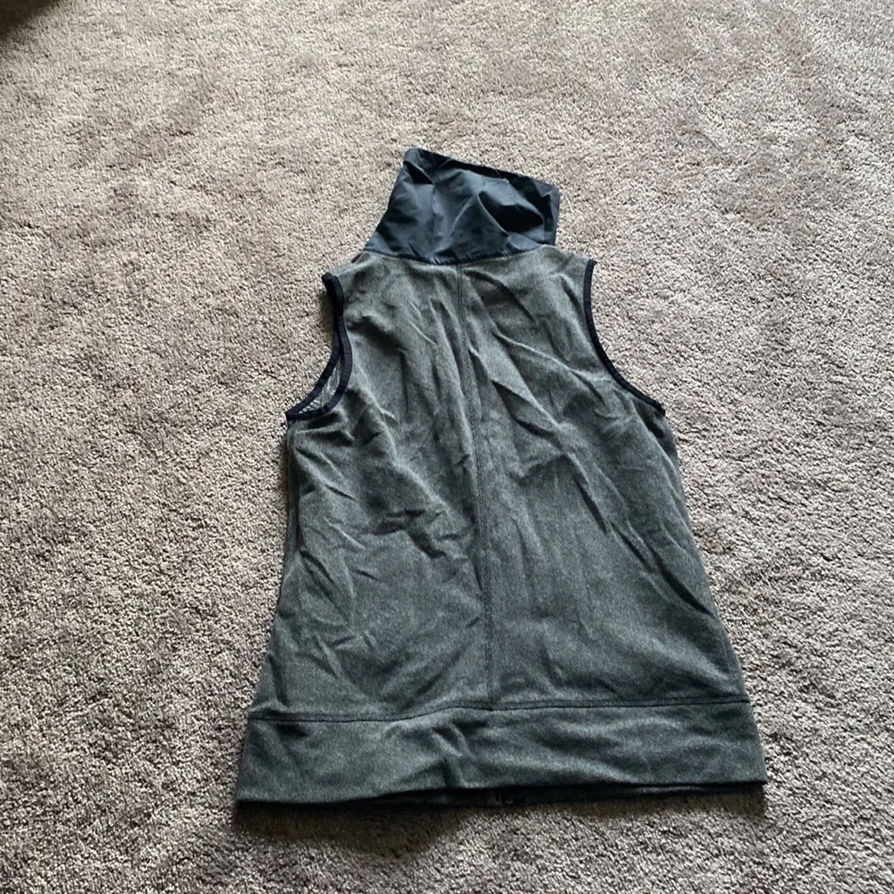 Under Armour Running Vest SIZE S - Image 5