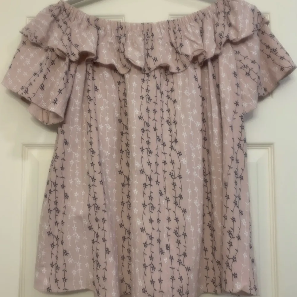 Pink Blush Off The Shoulder Ruffled Pink & Navy XL Blouse.                1886 - Image 7