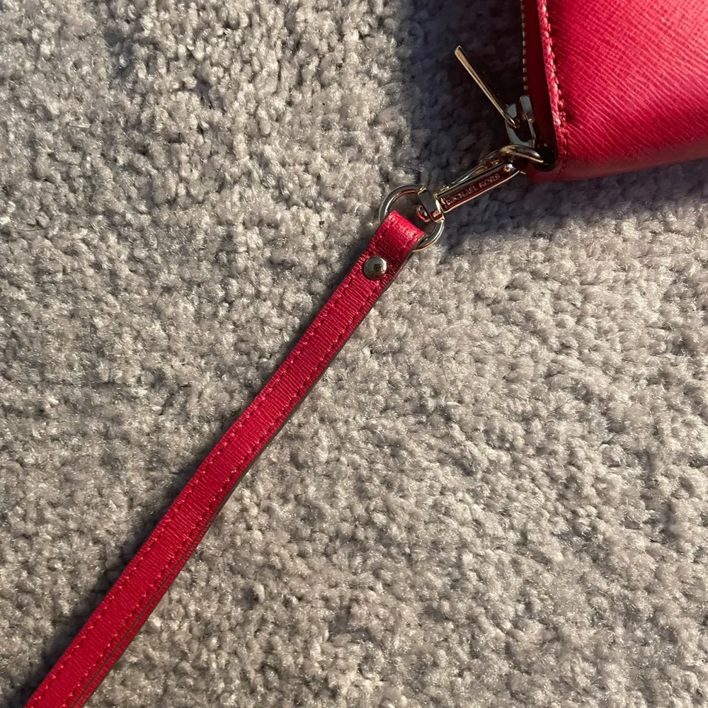 red wristlet - Image 3