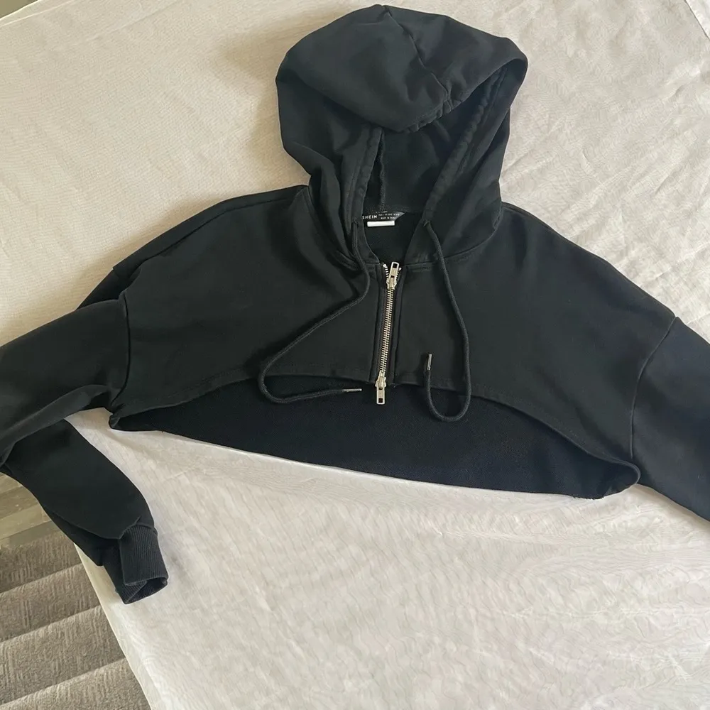 Black Cropped Hoodie with Zipper - Image 7
