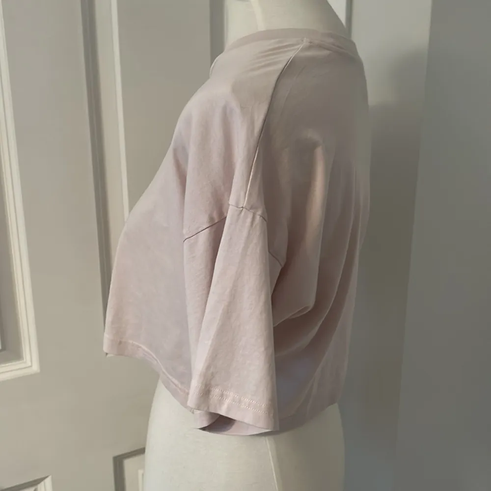 Cute Brand new with Tags Aritzia TNA Light Pink Super Cropped Tee - Image 3