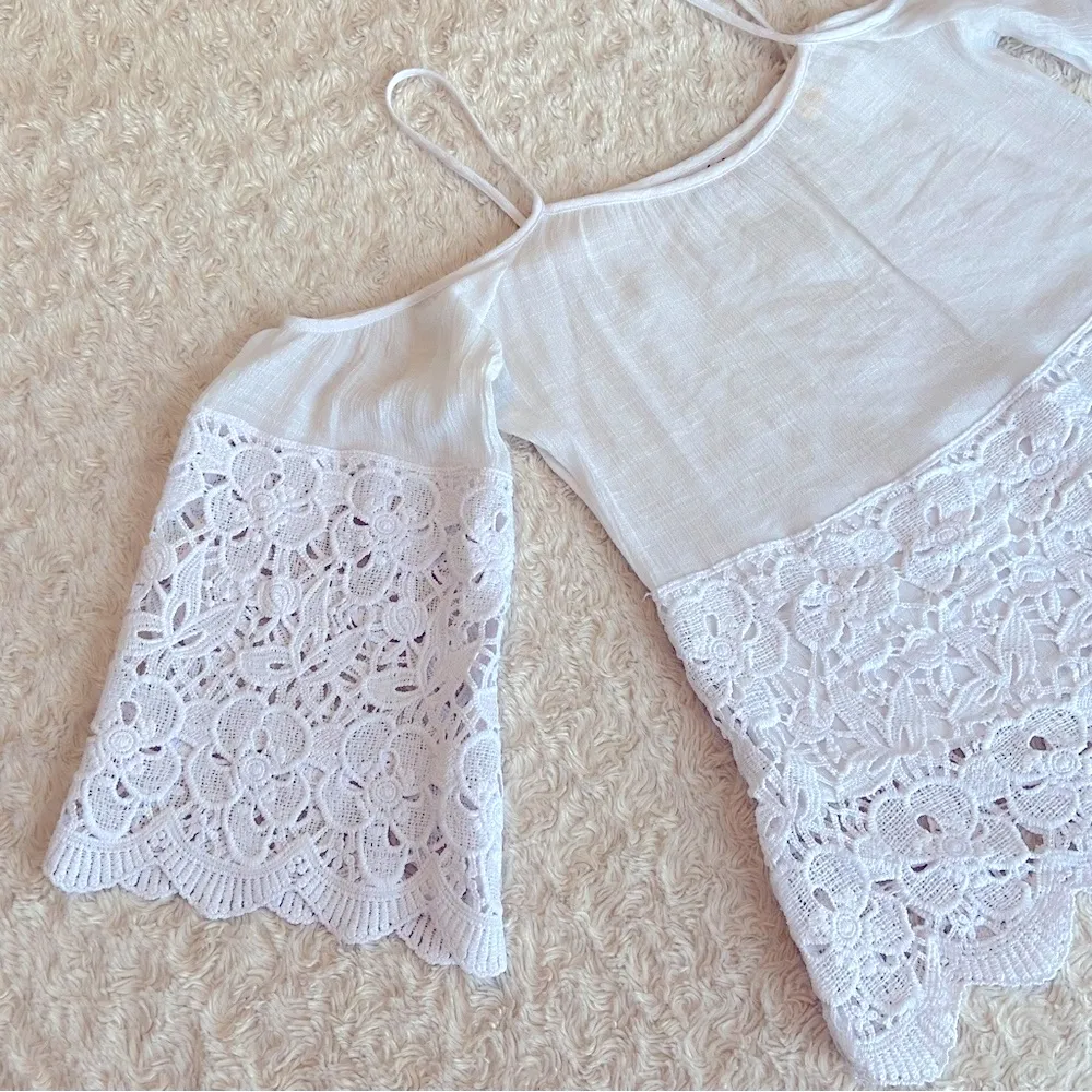 Azúcar Boutique White Crochet Appliqué Resortwear Off Shoulder Top Size M - Image 5
