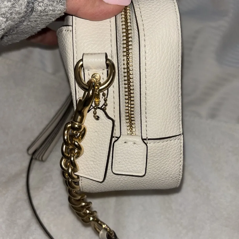 CROSSBODY LEATHER IS OFF WHITE/BONE COLOR GOLD HARDWARE ZIP CLOSURE ON TOP - Image 9