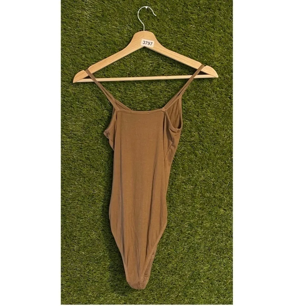 AGOLDE Spaghetti V-Strap Bodysuit in Toffee Size X-Small - Image 9