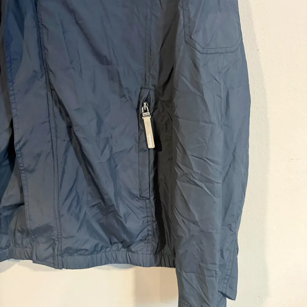 Bench  WINDBREAKER WITH PACKABLE HOOD IN COLLAR SIZE MEDIUM - Image 3