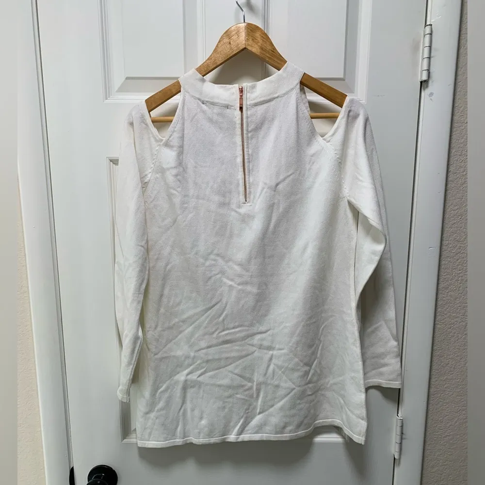 NEW! Bellini white gold studded cold shoulder sweater Size L - Image 6