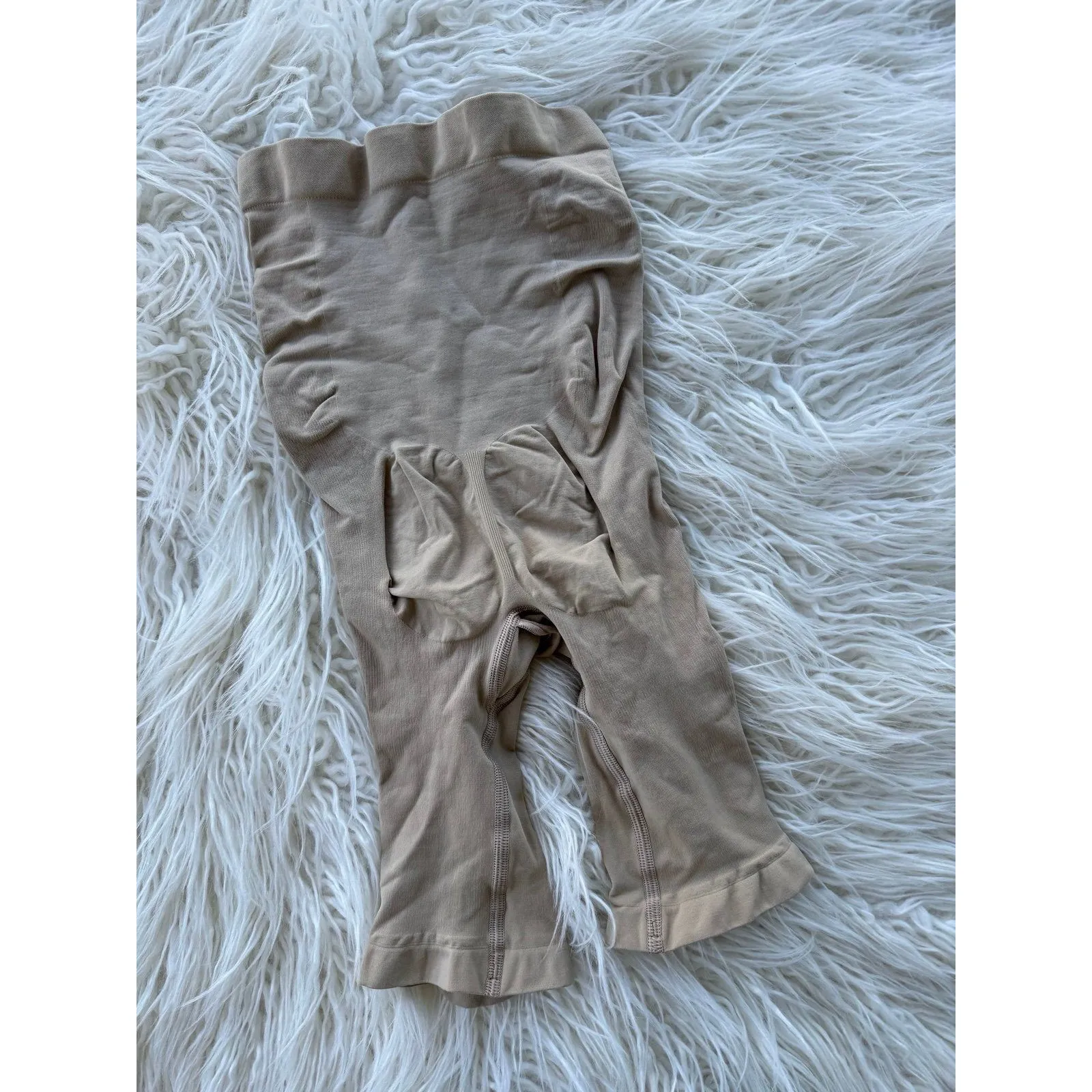 Skims Seamless Sculpt High Waisted Mid Thigh Short
Clay Size Small - Image 7