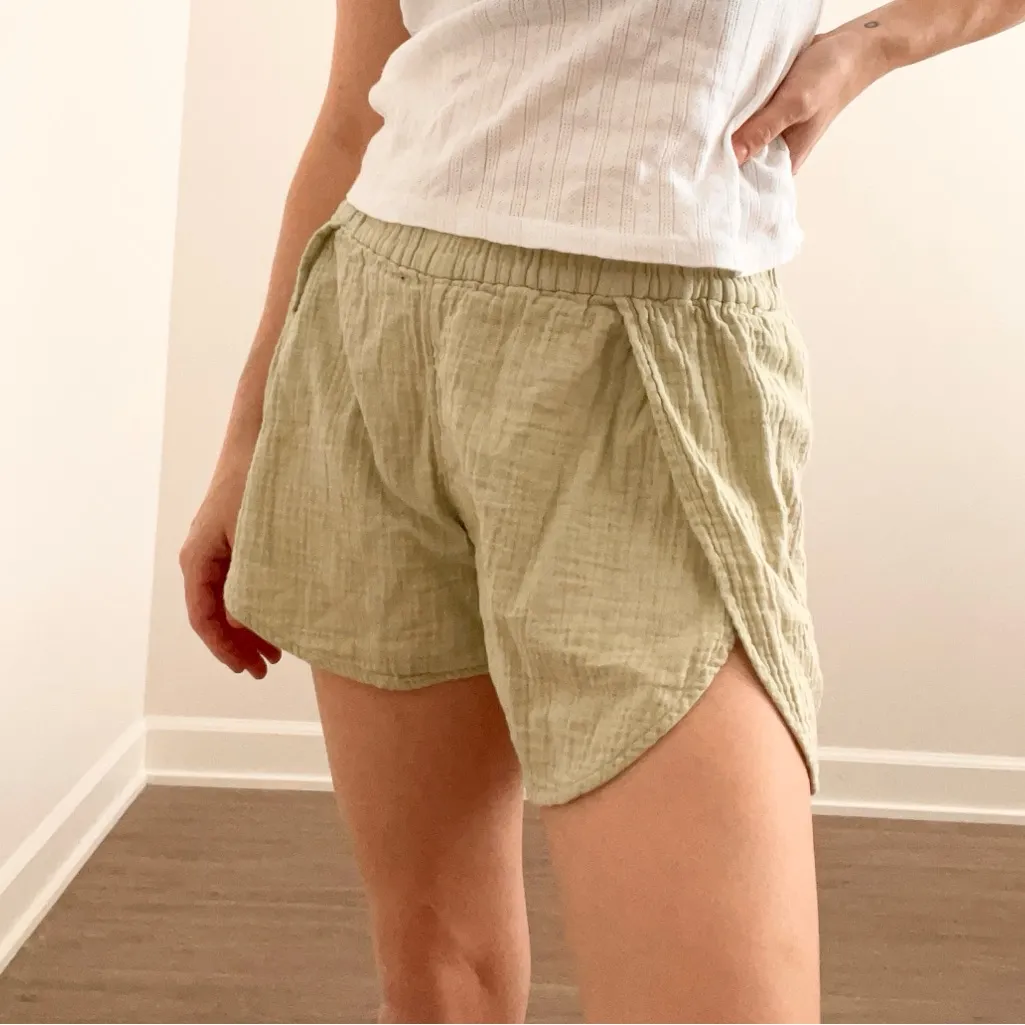 Madewell Sage Green Textured Side Slip Elastic Waist Shorts - Image 2