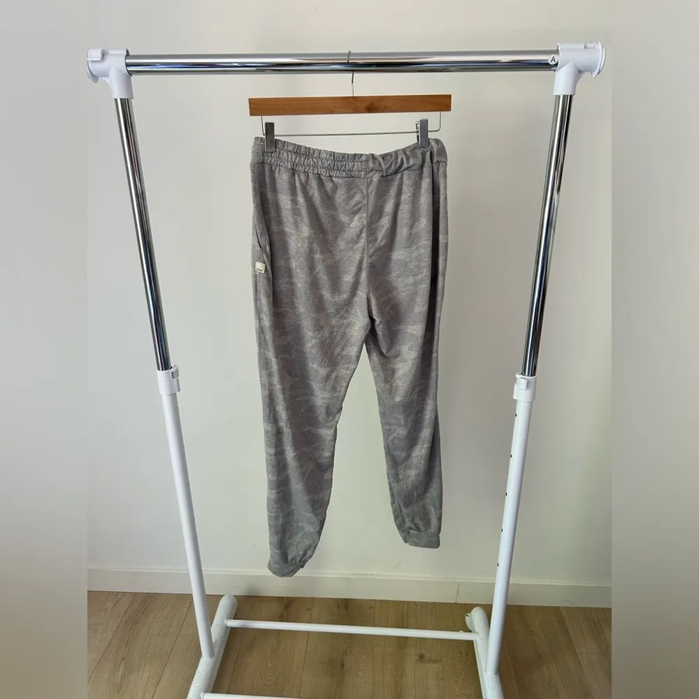Vuori‎ Grey/White Camo Joggers Size Small - Image 6