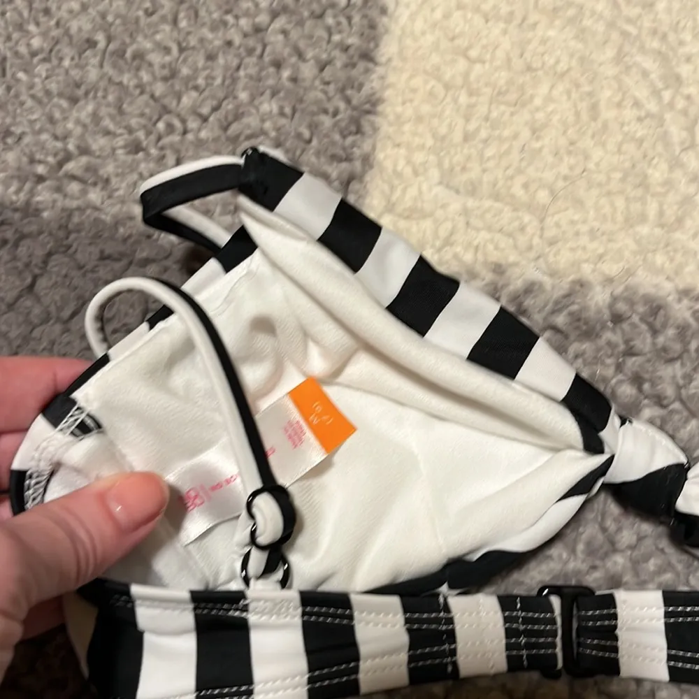 No Boundaries White and Black Bikini Top Size Medium, size 7-9 - Image 4