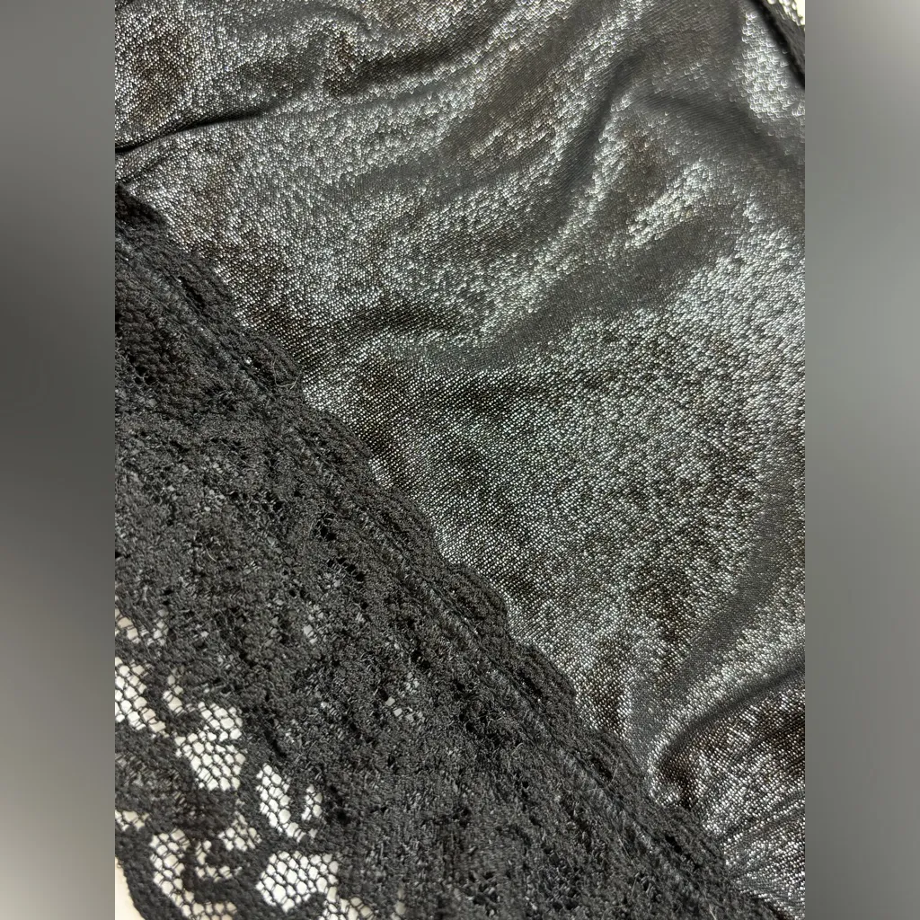 Vintage Victoria’s Secret Woman’s Lace Lined Black Sports Bra Size Medium - Image 2