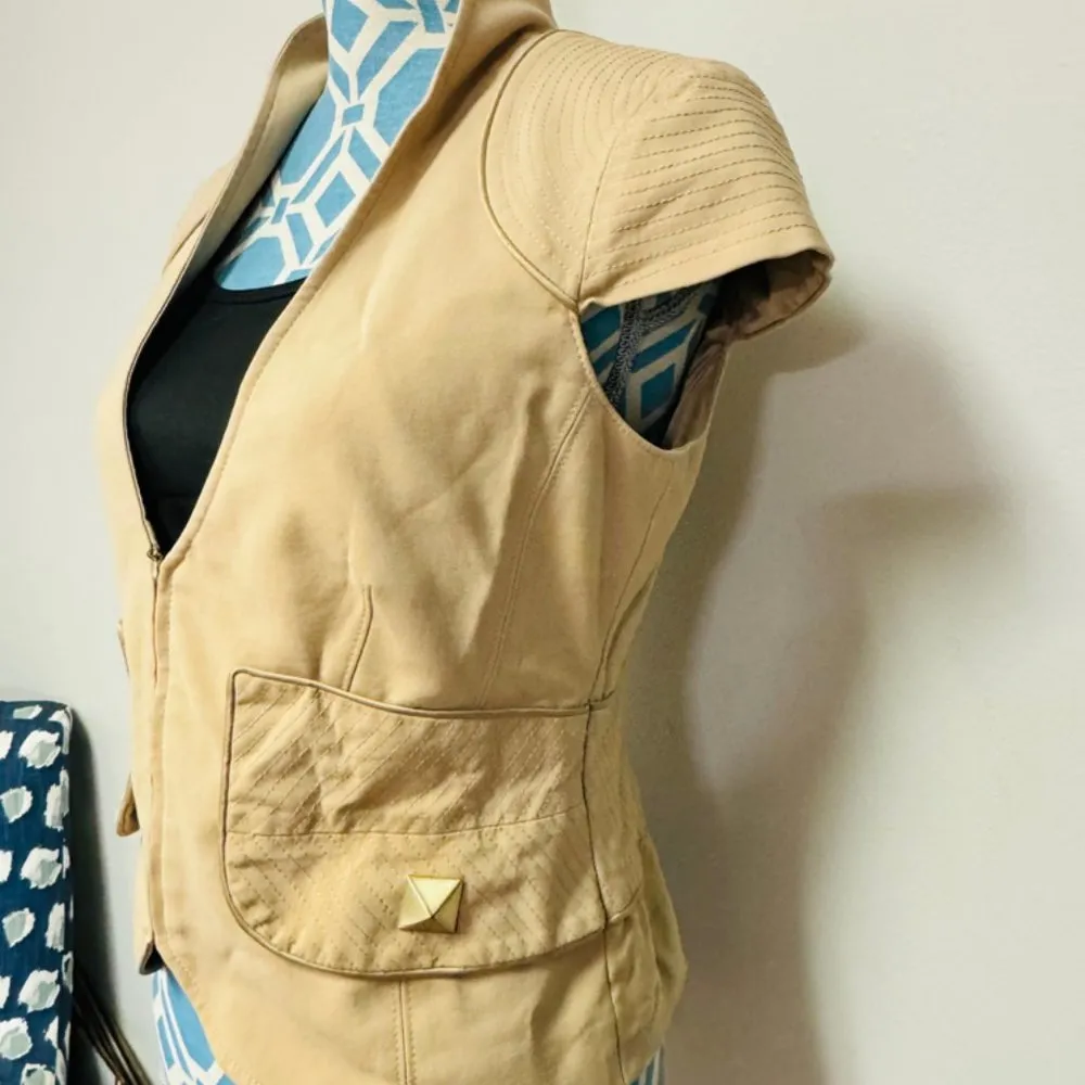 Marciano Blazer Women 10 Tan Deep V Zip Front Gold Studs Cap Sleeves Peplum Back - Image 4