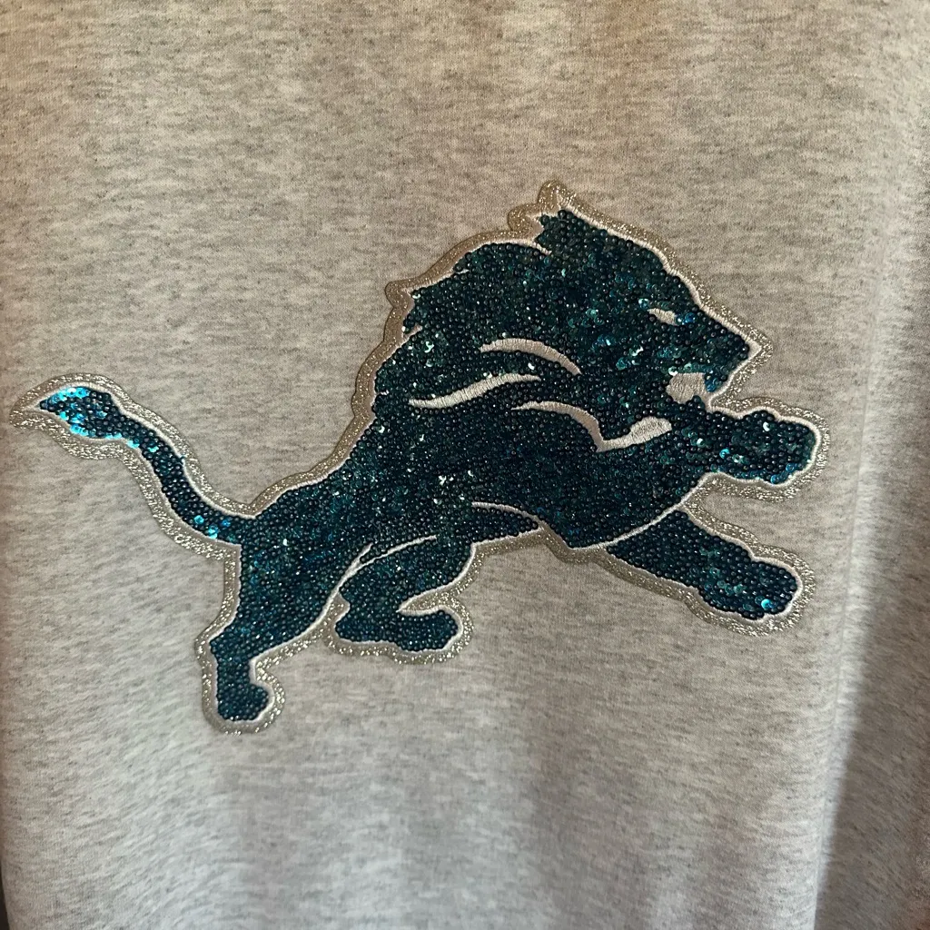 Detroit Lions sweater! NFL Gray Sweatshirt with Blue sequins Lion Logo size XXL - Image 5