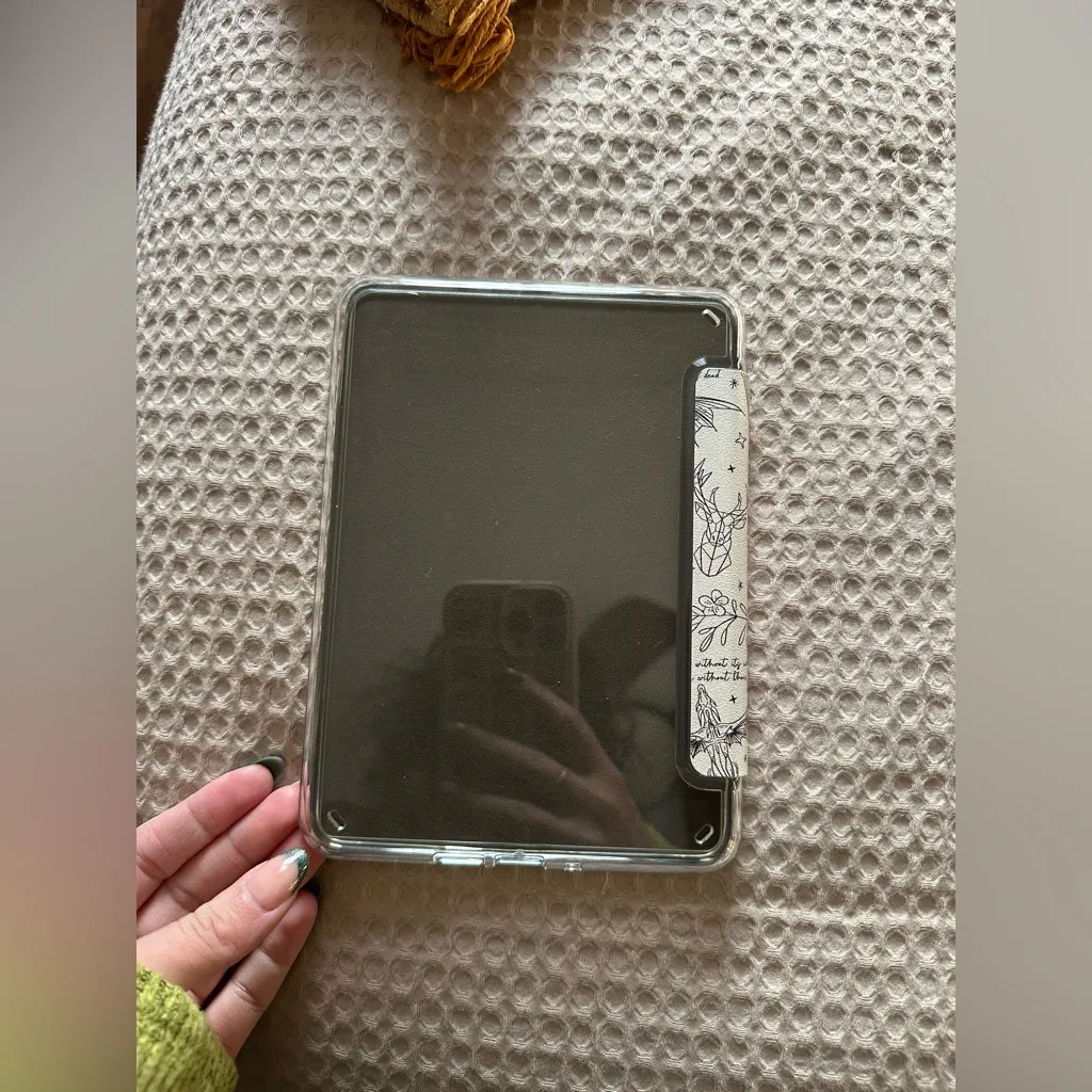 Romantasy inspired colorsoft kindle case - Image 3