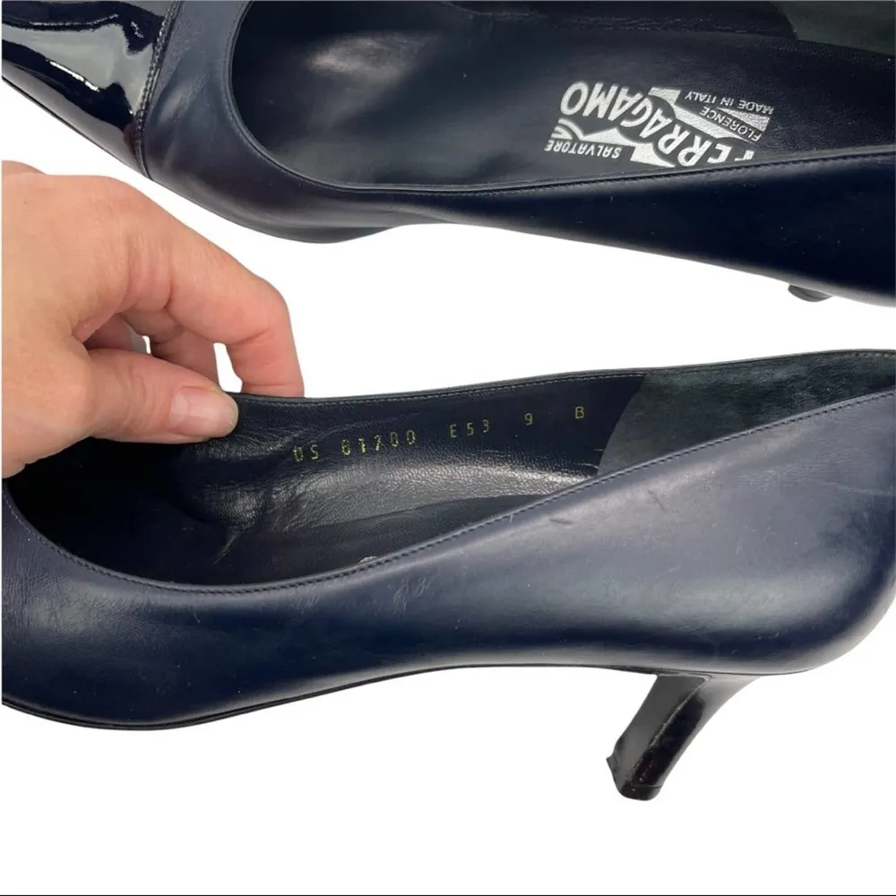 VTG Salvatore Ferragamo Navy Dual Texture Patent Cap Toe/Leather Heels Pumps 9 - Image 11