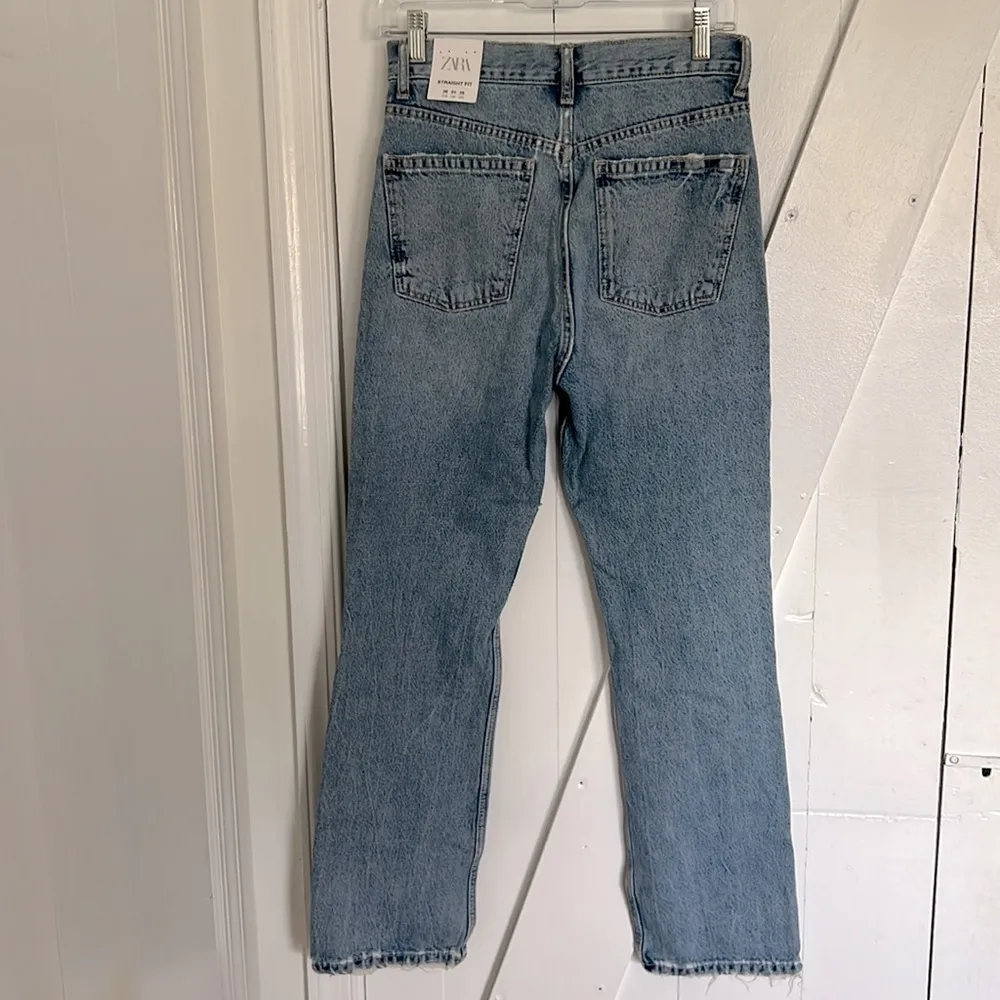 NWT ZARA Straight Fit Ripped Denim Jeans Size 4 - Image 4