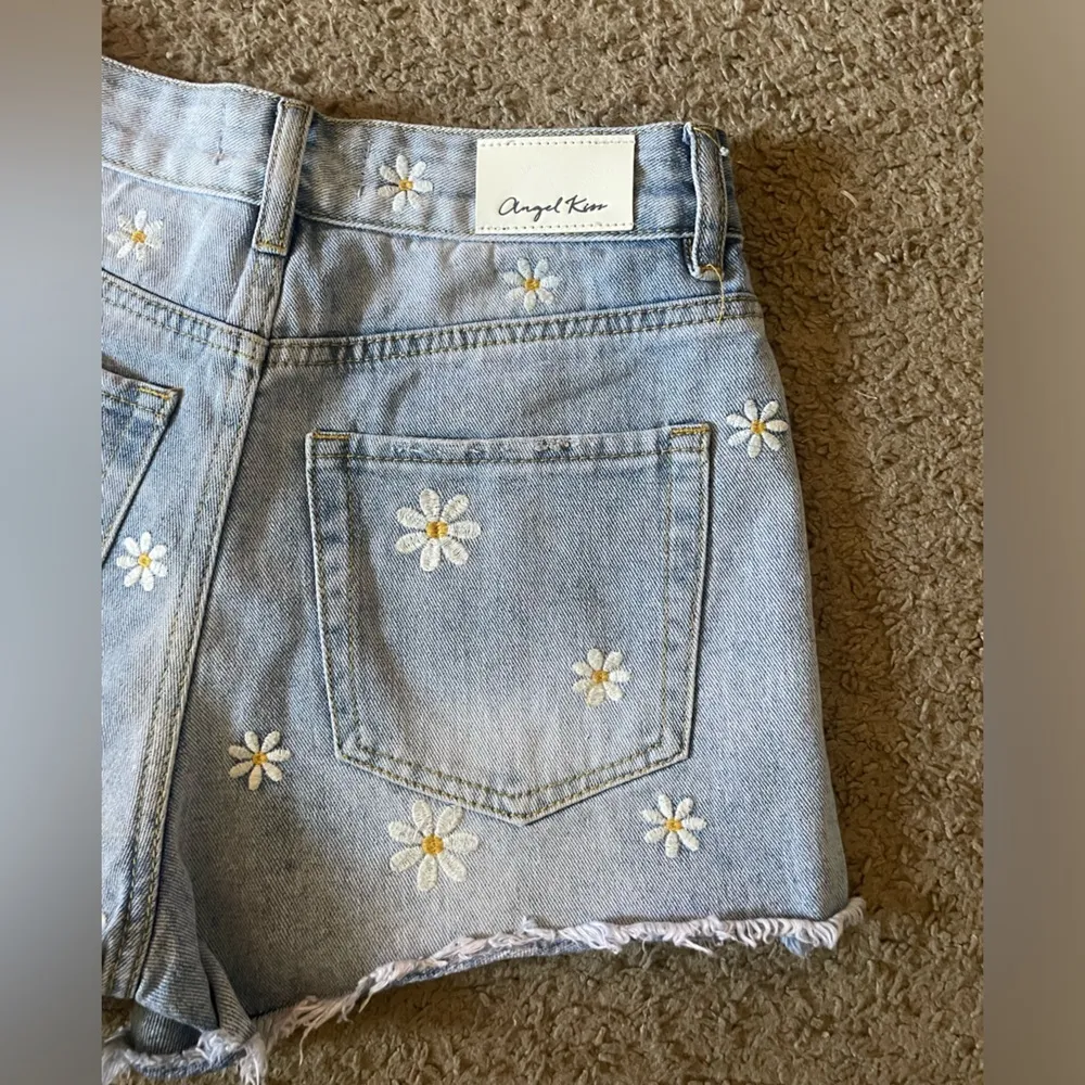 Blue Denim Jean Shorts with White and Yellow Embroidered Flowers, Size 0/24 - Image 12