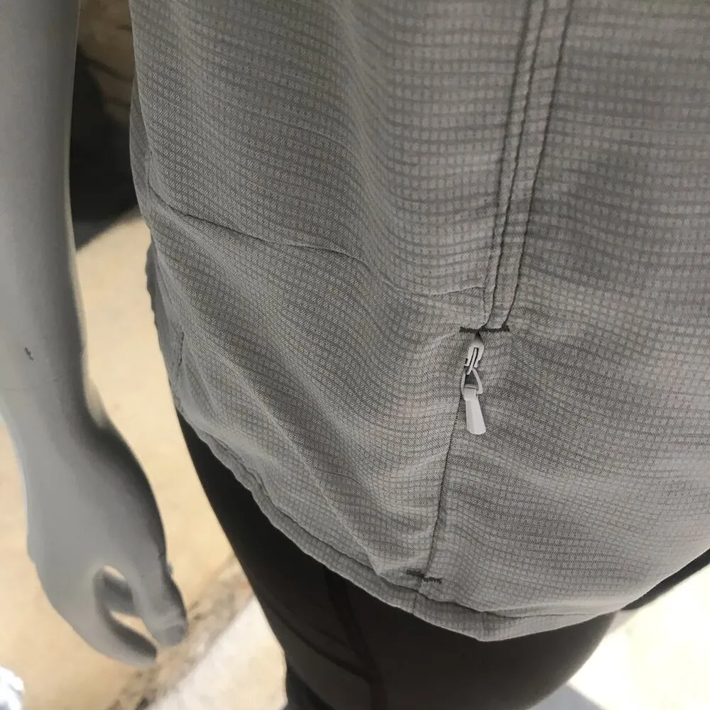 Mountain Hardwear Button Down Gray Short Sleeve Hiking Shirt Women's Size Small - Image 5