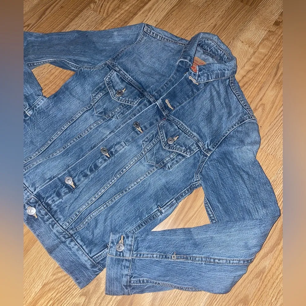 Levi’s Original Trucker Jacket size xsmall denim medium wash pockets buttons - Image 4